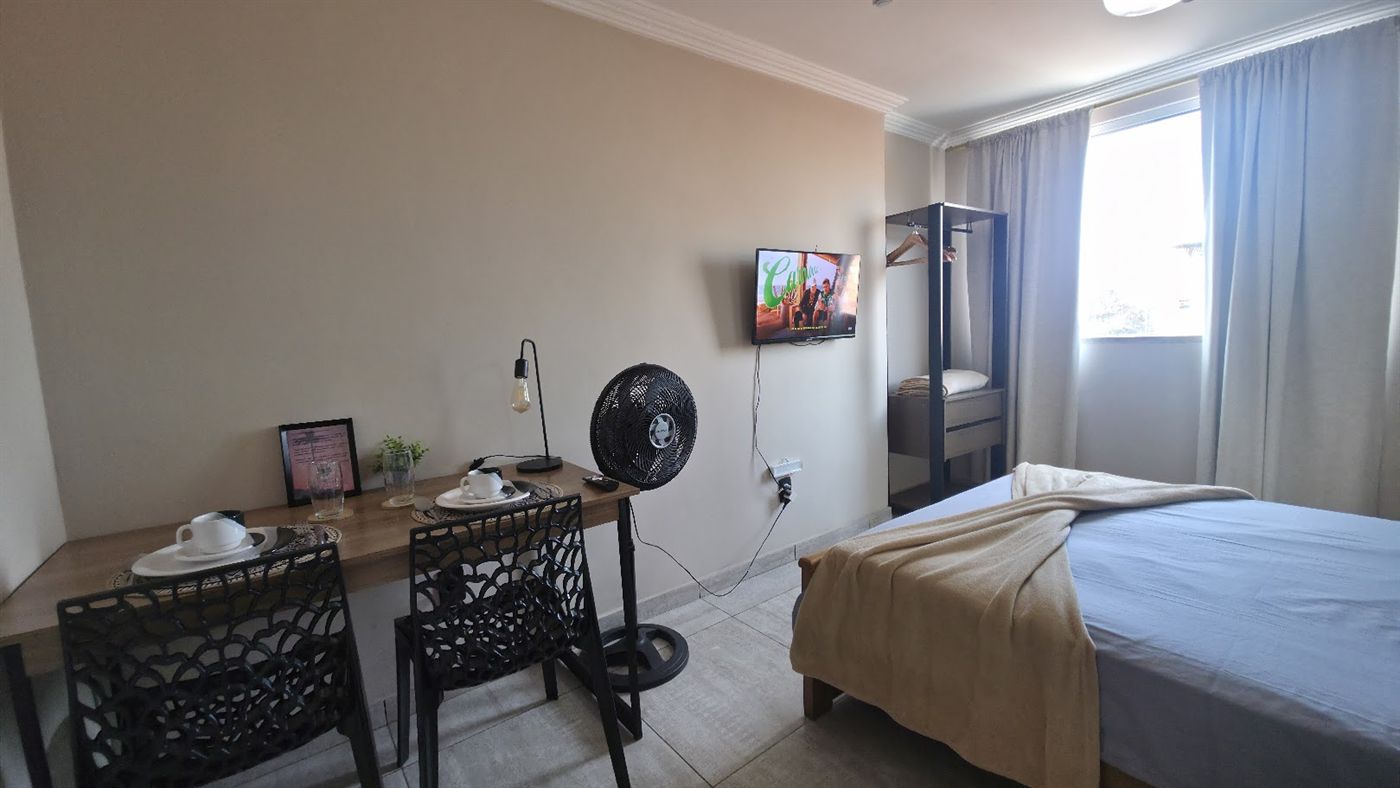 Quarto 1 — mesa de apoio