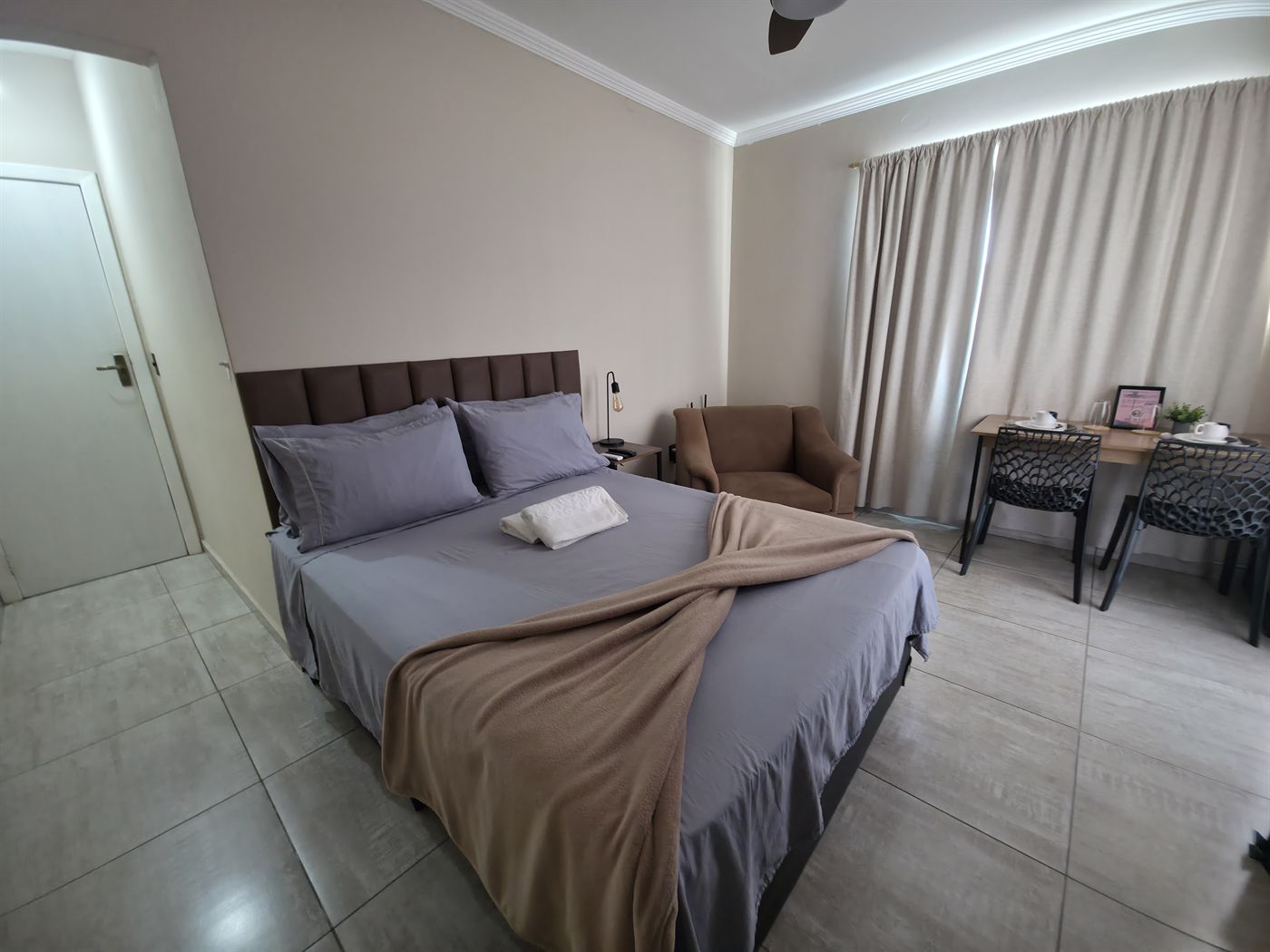Quarto 3 — cama e estar