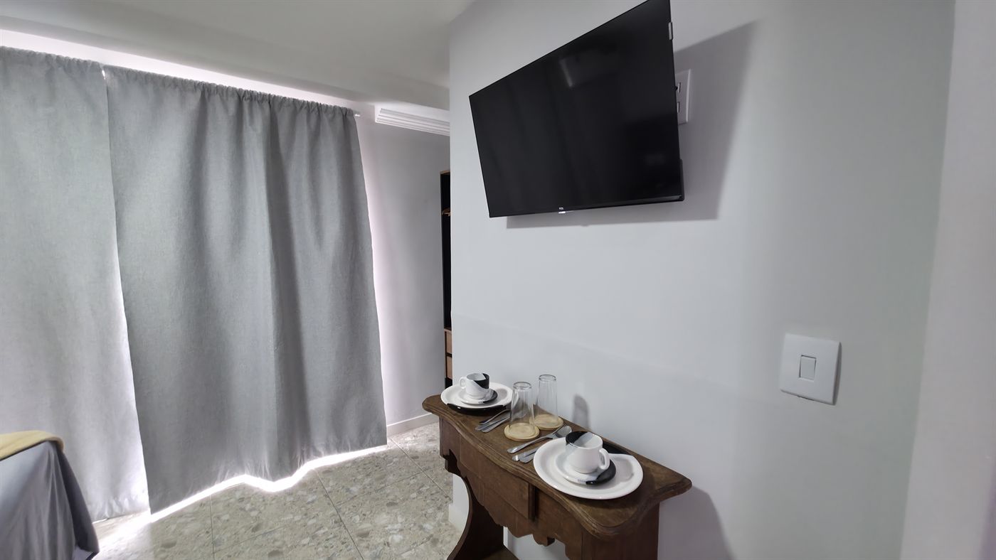 Suíte Rooftop — Smart TV e cantinho do café